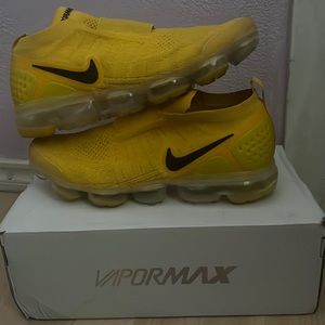 Nike University gold laceless vapor max